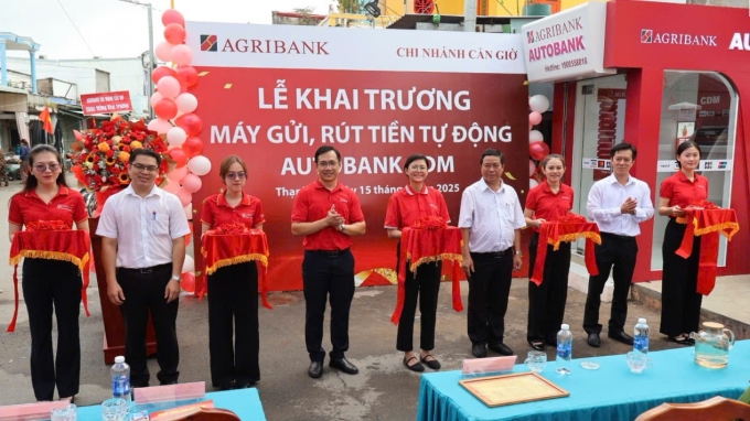 Đại diện Agribank khai trương máy gửi - rút tiền tự động AutoBank CDM đầu tiên tại xã đảo Thạnh An, TP HCM sáng 15/8. Ảnh: Agribank