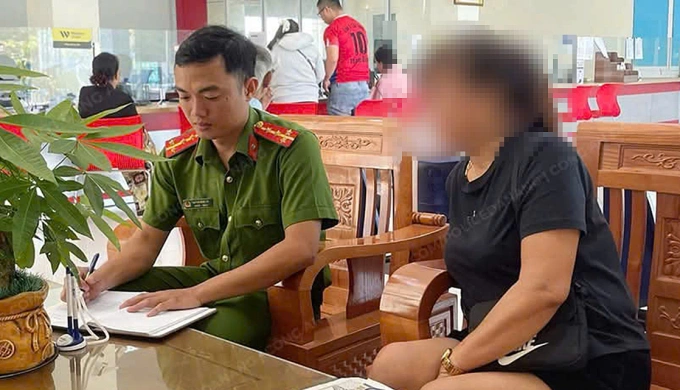 Công an làm việc với người phụ nữ để tìm hiểu sự việc, khuyên ngăn và tuyên truyền cho nạn nhân cảnh giác với chiêu trò lừa đảo. Ảnh: Công an cung cấp