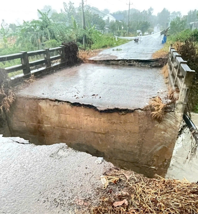 Mưa lớn làm sập cầu ở Đồng Nai