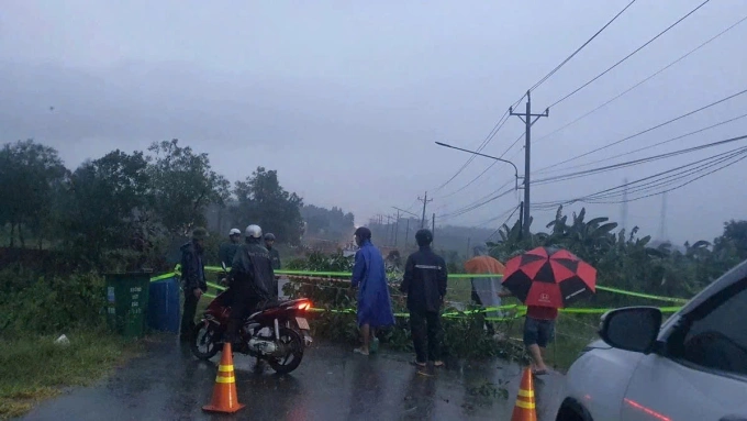 Chính quyền địa phương đã lập hàng rào, bố trí lực lượng chốt chặn hai đầu cầu. Ảnh: Văn Trăm
