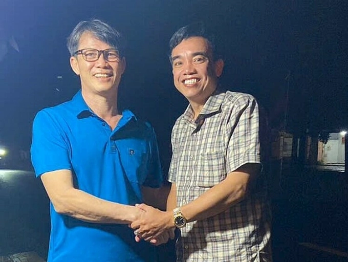 Ông Trần Văn Tâm (trái) cùng luật sư Phú. Ảnh: An Minh