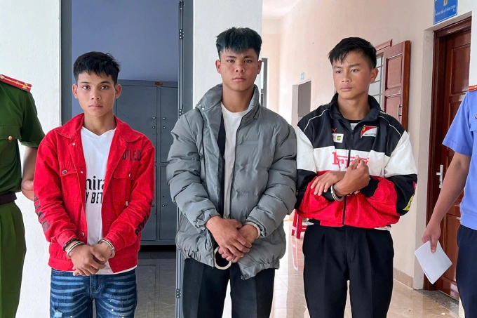 Ba nghi phạm trộm sâm Ngọc Linh bị bắt giữ. Ảnh: Công an cung cấp