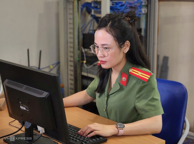 Nữ cảnh sát lập trình, khi bàn phím cũng là mặt trận
