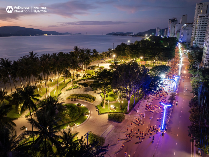 Cung đường ven biển Trần Phú vào rạng sáng qua bước chạy của runner VnExpress Marathon Nha Trang 2024. Ảnh: VnExpress Marathon