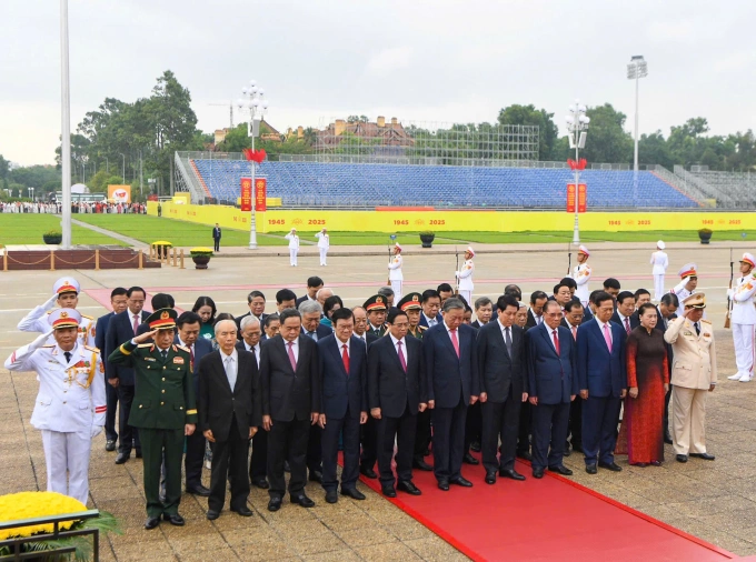 Lãnh đạo Đảng, Nhà nước viếng lăng Chủ tịch Hồ Chí Minh, sáng 17/8. Ảnh: Hoàng Phong