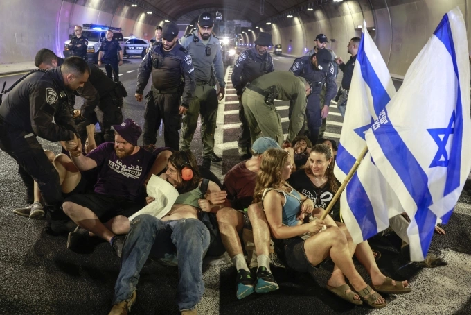 Lực lượng an ninh Israel giải tán người biểu tình trong một đường hầm ở Jerusalem ngày 17/8. Ảnh: AFP