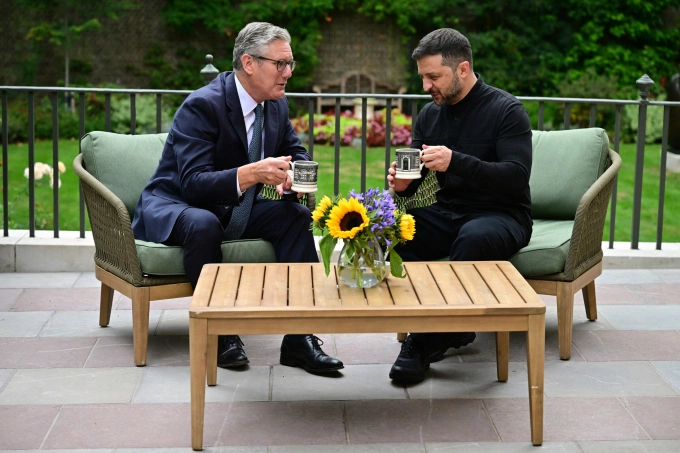 Thủ tướng Anh Keir Starmer (trái) trò chuyện với Tổng thống Ukraine Volodymyr Zelensky ở số 10 Phố Downing, London, hôm 14/8. Ảnh: AP