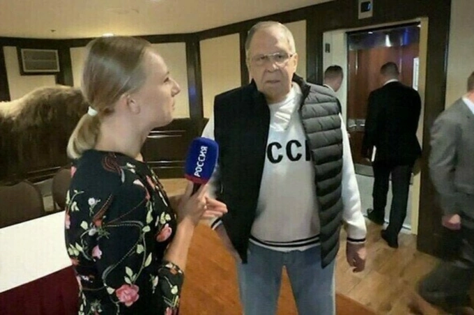 Ngoại trưởng Nga Sergey Lavrov mặc áo có dòng chữ CCCP khi tới Alaska, Mỹ, hôm 15/8. Ảnh: RT