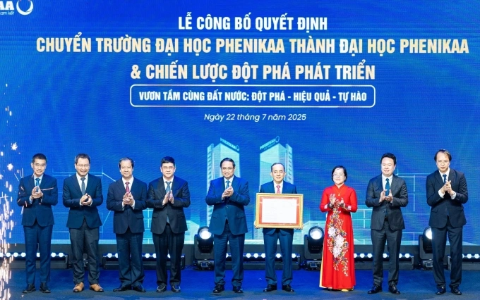 Thủ tướng Phạm Minh Chính trao Quyết định chuyển mô hình thành Đại học Phenikaa cho Ban lãnh đạo Đại học Phenikaa ngày 22/7. Ảnh: Đại học Phenikaa