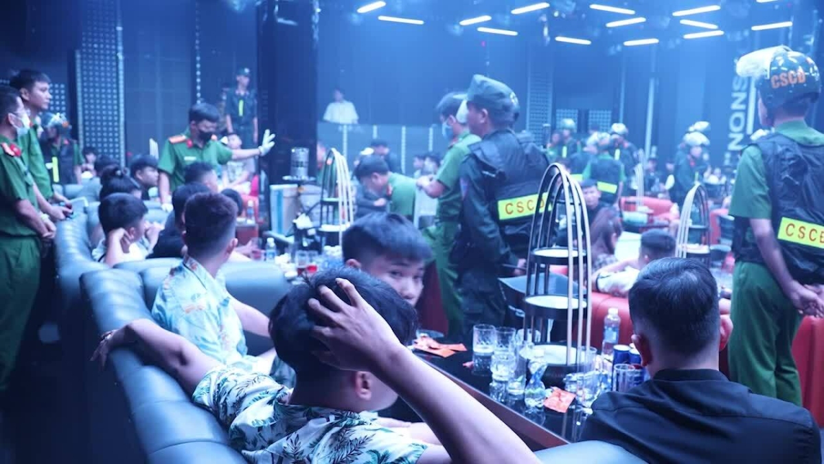 Bên trong bar, vũ trường vừa bị 400 cảnh sát đột kích