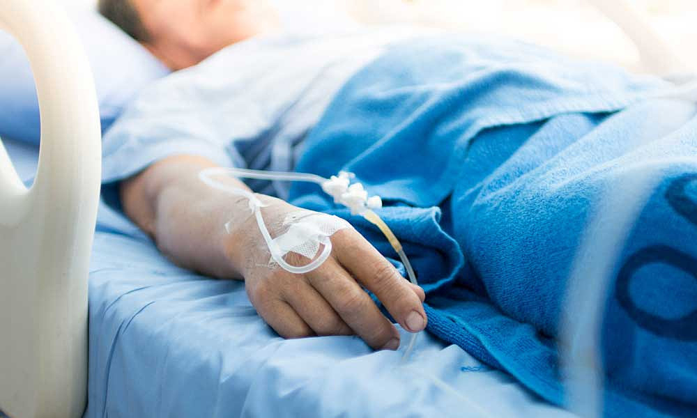 Nhân viên nhập viện, chủ quán có phải trả tiền trợ cấp ốm đau?