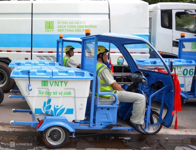 Loại xe vận chuyển rác mới được Hà Nội đưa vào sử dụng tại địa bàn trung tâm thành phố. Ảnh: Phạm Chiểu