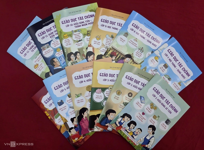 Bộ sách Giáo dục tài chính. Ảnh: Thanh Hằng
