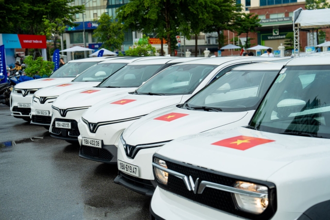 Các mẫu xe điện VinFast dán decal quốc kỳ.