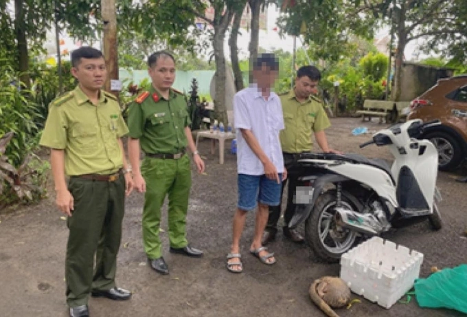 Công an bắt quả tang Hưng mua Tê tê Java. Ảnh: Thái Hà