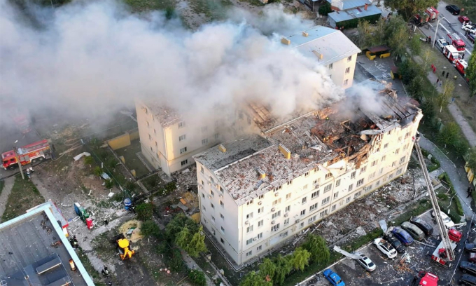 Tòa nhà bị hư hại và bốc cháy tại Kharkov, Ukraine sau trận tập kích ngày 18/8. Ảnh: DSNSU