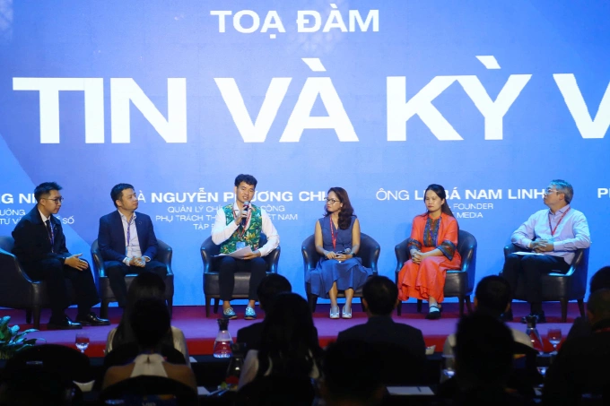 Các khách mời tại tọa đàm. Ảnh: Phạm Dự