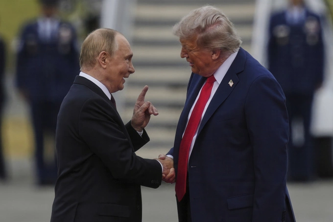 Tổng thống Mỹ Donald Trump (phải) và Tổng thống Nga Vladimir Putin tại Alaska ngày 15/8. Ảnh: AP