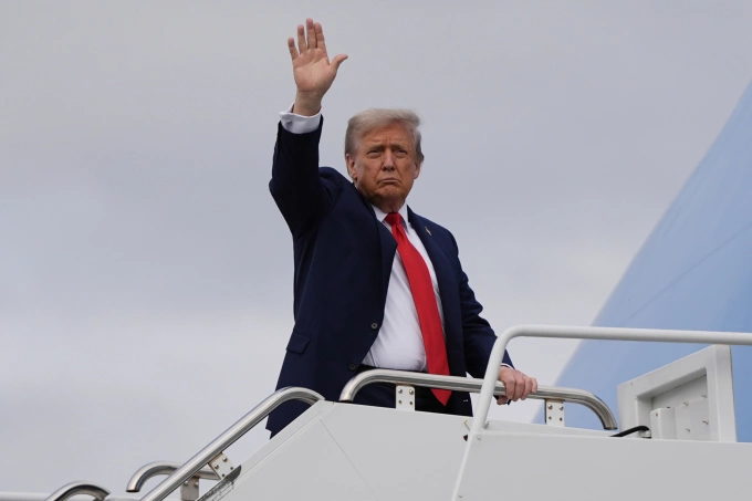 Tổng thống Donald Trump vẫy tay khi lên chuyên cơ Không Lực Một sau cuộc gặp với Tổng thống Nga Vladimir Putin tại Căn cứ Liên hợp Elmendorf-Richardson, Alaska, ngày 15/8. Ảnh: AP