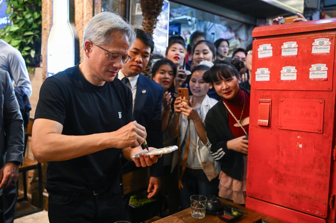 CEO Nvidia Jensen Huang dạo phố cổ, uống bia, trong chuyến thăm lần thứ hai tới Việt Nam, sau khi ký kết thành lập trung tâm về AI, ngày 5/12/2024. Ảnh: Giang Huy