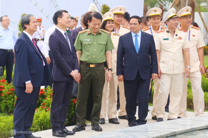 Thủ tướng Phạm Minh Chính cùng lãnh đạo các Bộ, ngành tham quan Trung tâm dữ liệu quốc gia số 1, chiều 18/8. Ảnh: Phạm Dự