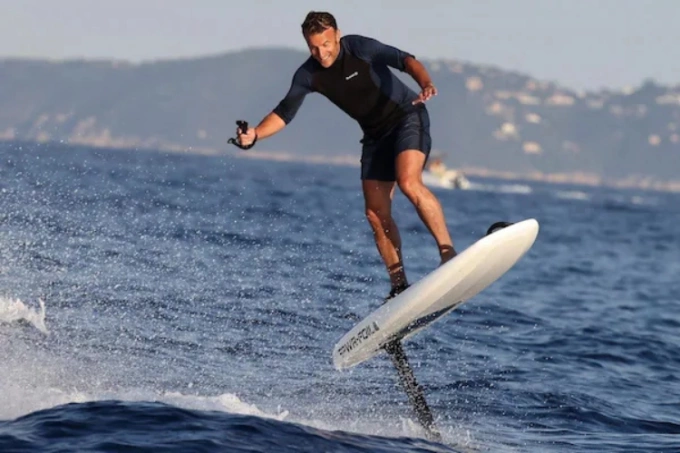 Tổng thống Macron lướt sóng trong kỳ nghỉ ở miền nam Pháp hồi đầu tháng. Ảnh: Telegraph