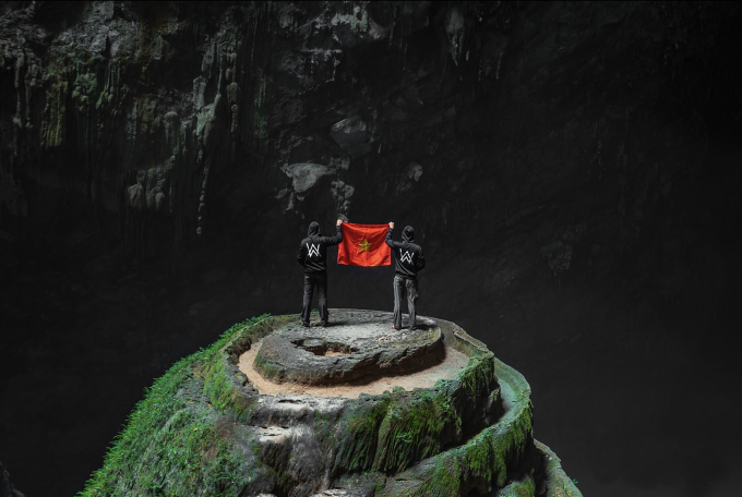 Nhóm sản xuất MV ca khúc Alone, Pt. II của Alan Walker chụp ảnh tại bối cảnh MV tại hang Sơn Đoòng. Ảnh: Oxalis Advanture