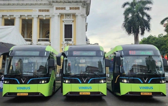 Các xe buýt điện tuyến E11 tại lễ khai trương sáng 18/8. Ảnh: Hoàng Phong