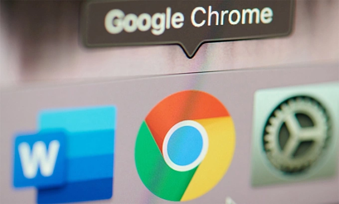 Logo trình duyệt Chrome trên MacBook. Ảnh: Threatpost