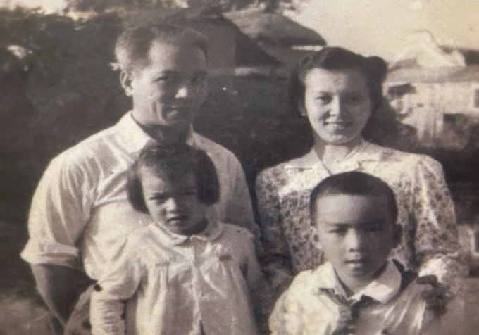 GS Ngụy Như Kontum và gia đình ở khu học xá Nam Ninh, Trung Quốc khoảng năm 1951-1952. Ảnh: Gia đình cung cấp