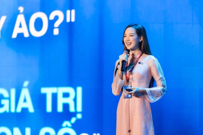 Hoa hậu Bảo Ngọc tại hội thảo sáng 18/8.