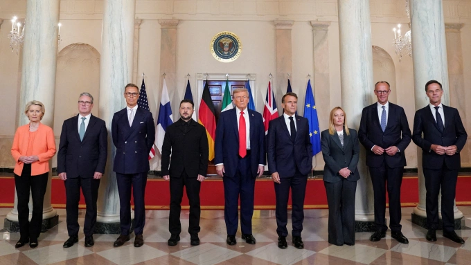 Tổng thống Mỹ Donald Trump chụp ảnh cùng người đồng cấp Ukraine Volodymyr Zelensky, các lãnh đạo châu Âu và Tổng thư ký NATO tại Nhà Trắng ngày 18/8. Ảnh: Reuters