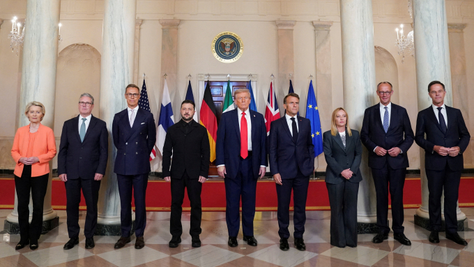 Tổng thống Mỹ Donald Trump chụp ảnh cùng người đồng cấp Ukraine Volodymyr Zelensky, các lãnh đạo châu Âu và Tổng thư ký NATO tại Nhà Trắng ngày 18/8. Ảnh: Reuters