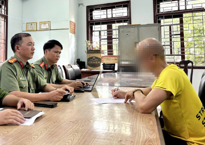Người đàn ông làm việc với công an, cam kết không tái phạm việc chia sẻ thông tin chưa kiểm chứng. Ảnh: Công an cung cấp
