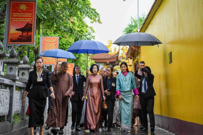 Phu nhân Chủ tịch nước Lương Cường, bà Nguyễn Thị Minh Nguyệt, và Hoàng hậu Bhutan Jetsun Pema Wangchuck đến chùa Trấn Quốc ngày 19/8. Ảnh: Giang Huy