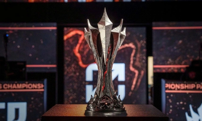 Cup dành cho nhà vô địch LCP 2025. Ảnh: Riot
