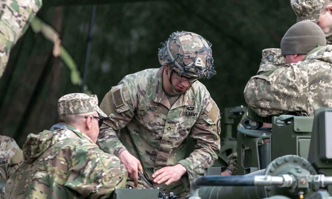 Binh sĩ Mỹ huấn luyện lính Ukraine tại Đức tháng 3/2023. Ảnh: US Army