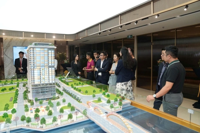 Khách hàng trải nghiệm thực tế sa bàn The Legend Danang tại sales gallery. Ảnh: ROX Group