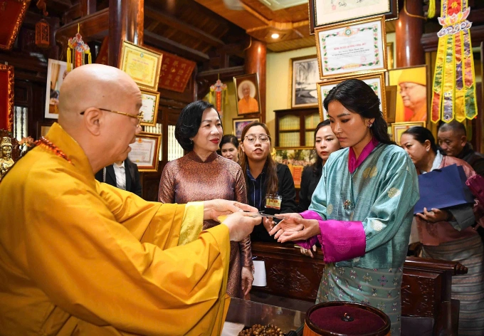 Hòa thượng Thích Thanh Nhã, trụ trì chùa Trấn Quốc, tiếp phu nhân Chủ tịch nước và Hoàng hậu Bhutan. Ảnh: Giang Huy