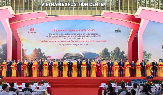 Tổng Bí thư, Thủ tướng Chính phủ và các đại biểu cắt băng khánh thành Trung tâm Hội chợ Triển lãm Quốc gia - công trình trọng điểm quốc gia. Ảnh: Vingroup