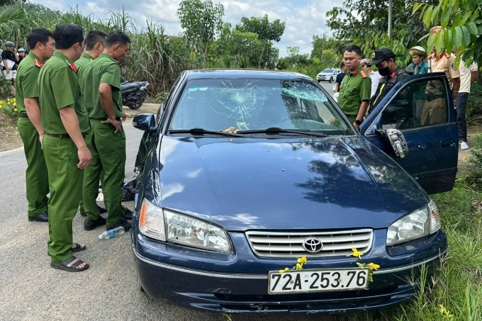 Ôtô gắn biển số giả khi bị cảnh sát chặn lại. Ảnh: Lê Tiến