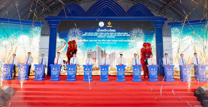 Các đại biểu thực hiện nghi thức khởi công dự án Khu đô thị hỗn hợp Nha Trang. Ảnh: Sun Group