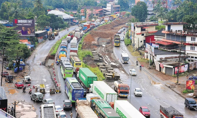 Xe cộ nối đuôi trong đám tắc đường ở một đoạn có công trình thi công ở Kerala. Ảnh: Indian Express