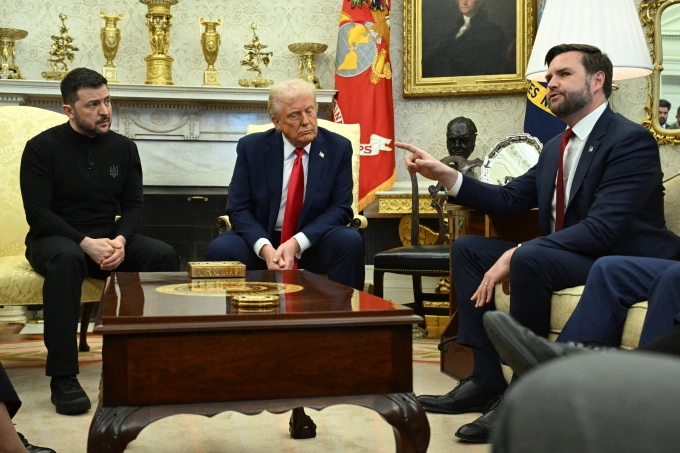 Tổng thống Zelensky (trái) trong cuộc gặp Tổng thống Trump và Phó Tổng thống JD Vance tại Nhà Trắng ngày 28/2. Ảnh: AFP