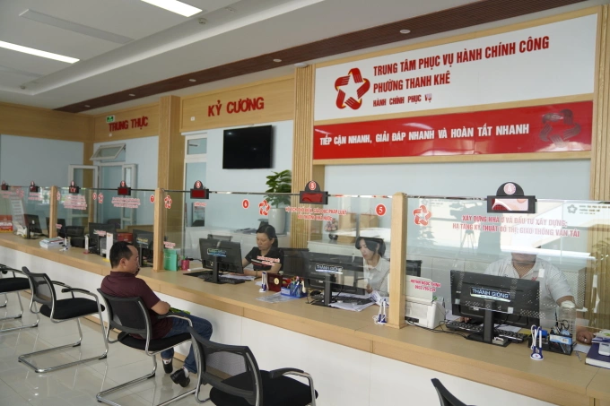 Công chức phường Thanh Khê, TP Đà Nẵng làm việc tại Trung tâm phục vụ hành chính công, khi thành phố vận hành thử chính quyền hai cấp tại một số xã phường, ngày 21/6/2025. Ảnh: Nguyễn Đông