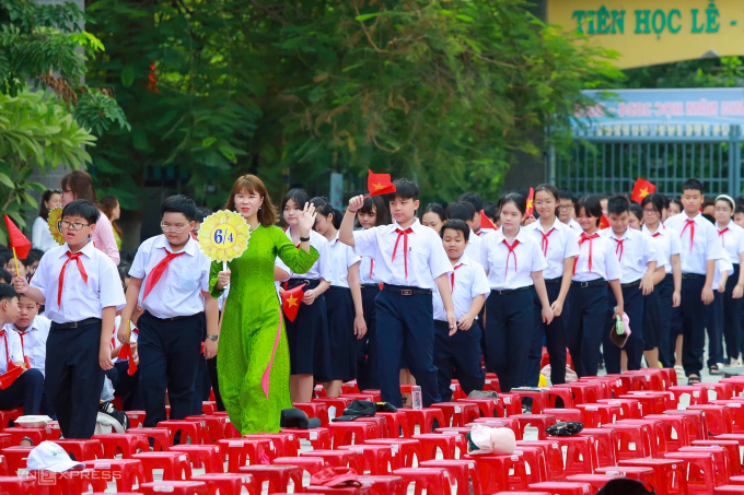 Giáo viên chủ nhiệm dẫn học sinh đầu cấp lớp 6 Trường THCS Nguyễn Huệ (TP Đà Nẵng) vào trường tham dự Lễ khai giảng năm học mới, ngày 5/9/2024. Ảnh: Nguyễn Đông