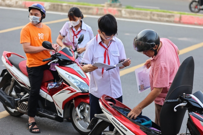 Phụ huynh TP HCM đưa con đến trường thi lớp 10, tháng 6/2024. Ảnh: Quỳnh Trần