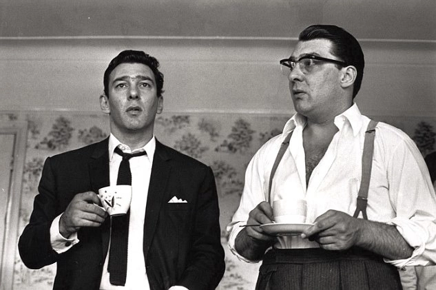 Reggie (trái) và Ronnie Kray trong ảnh chụp năm 1966. Ảnh: Hulton-Deutsch Collection/Corbis