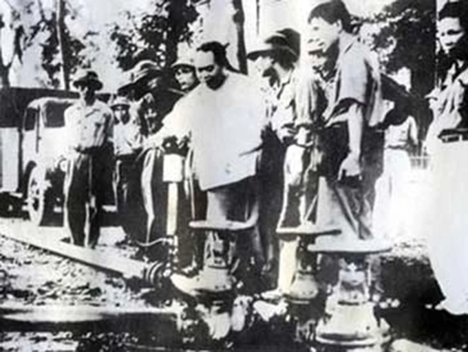 Đại tướng Võ Nguyên Giáp (áo màu sáng ở giữa) kiểm tra tuyến đường ống năm 1968. Ảnh tư liệu.