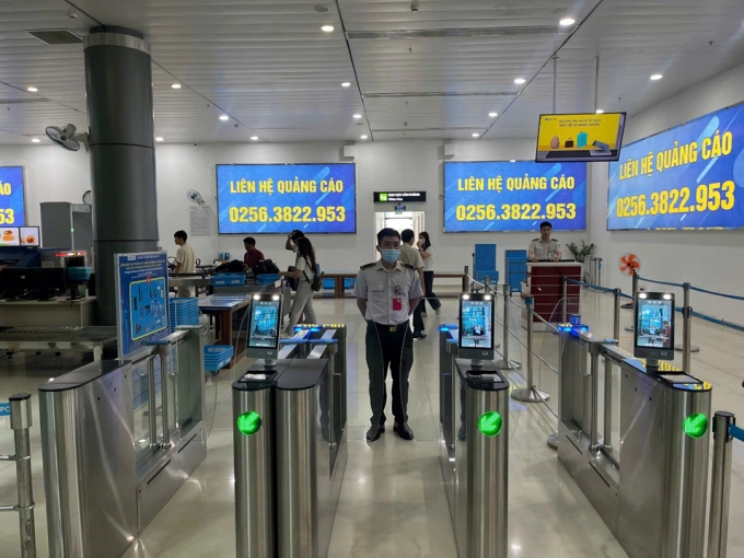 Ảnh: Lắp đặt thiết bị xác thực thông tin sinh trắc học hành khách tại Sân bay